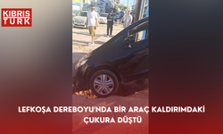 Lefkoşa Dereboyu'nda bir araç kaldırımdaki çukura düştü