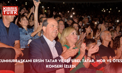 Cumhurbaşkanı Ersin Tatar ve eşi Sibel Tatar, Mor ve Ötesi konserini izledi