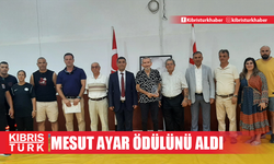 Mesut Ayar ödülünü aldı