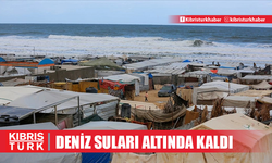 Gazze'de İsrail saldırılarından kaçarak sahile sığınan Filistinlilerin çadırlarını deniz suyu bastı