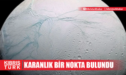 Satürn'ün uydusu Enceladus'ta kaybolan karanlık bir nokta bulundu