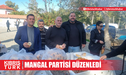 İLÇE BASKANI NAHİT ÖNCÜ YENİ YIL PARTİSİNDE MANGAL BAŞINDA SERVİS YAPTI