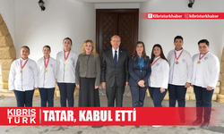 Cumhurbaşkanı Ersin Tatar, Haydarpaşa Ticaret Lisesi müdür, öğretmen ve öğrencilerini kabul etti