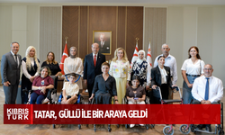 Cumhurbaşkanı Tatar Tekerlekli Sandalye Dans Milli Takımı sporcusu Yeliz Güllü ile bir araya geldi