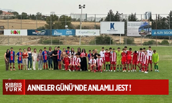 Gönyeli U14 oyuncuları, Göçmenköy oyuncularının annelerine çiçek verdi!