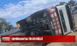 Demirhan’da TIR devrildi: Araç sürücüsü yaralandı!