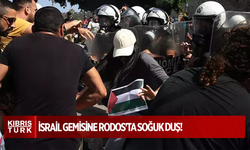 İsrail gemisine Rodos'ta soğuk duş: Filistin bayraklarıyla protesto edildiler!