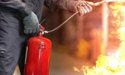 Yeniboğaziçi’nde bir apartman dairesinde yangın çıktı: Dumandan etkilenen 3 kişi hastaneye kaldırıldı