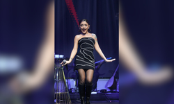 Güzel şarkıcı Melek Mosso, önceki akşam Kıbrıs’taki Chamada Prestige Hotel’de sahne aldı.