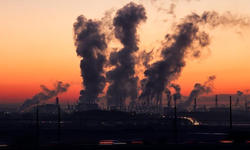 Yetersiz iklim taahhütleri ve karbon emisyonlarındaki artış dünyayı 2,6 derecelik ısınmaya sürüklüyor