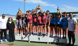 Yakın Doğu İlkokulu Kız Takımı Cumhuriyet Koşusunda şampiyon oldu