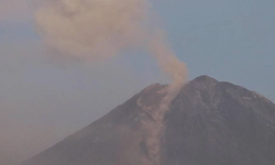 Endonezya'daki Semeru Yanardağı 6 kez patladı