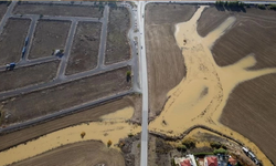 Tuzla’da yol dere yatağından gelen suyun taşkın riski oluşturması nedeniyle trafiğe kapatıldı