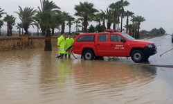 İtfaiye ekipleri su baskınlarına 20 personel ve 7 araçla müdahale ettİ