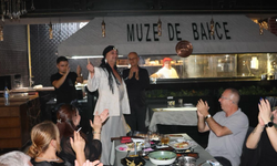 Kader Ateş Müzede Bahçe’de Sahne Aldı: En Sevilen Şarkılarıyla Geceye Damga Vurdu