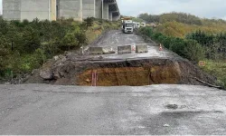 Sarıyer’de Yol Çöktü: 3 Araç Sürüklendi