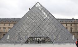Fransa'daki dünyaca ünlü Louvre Müzesi, çalışanların grevi nedeniyle ziyarete kapalı