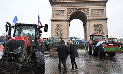 Fransa’da AB-MERCOSUR anlaşmasını protesto eden çiftçiler traktörleri ile Paris’e ulaştı