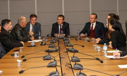 Geçici öğretmenler siyasi partileri ziyaret ederek belirsizlik konusunda çözüm talep etti