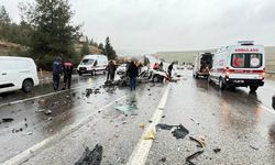 Otobüs, otomobili ezdi: 3 ölü, 1 yaralı