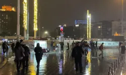 İstanbul’da sağanak etkili oluyor: Caddeler göle döndü, evleri su bastı!