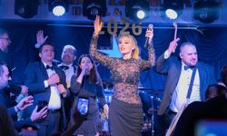 Petek Dinçöz’den Kıbrıs’ta Işıltılı Yılbaşı: “2026 Pırlanta Gibi Geliyor!”