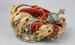 Louvre Müzesi, soygunda düşürülen tacı ilk kez paylaştı