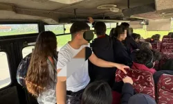 Yolcu kapasitesinin üzerinde ayakta yolcu taşındığı tespit edilen okul otobüsünün sürücüsüne ceza...