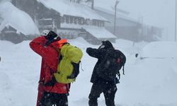 Çığda kaybolan 10 kayakçı aranıyor