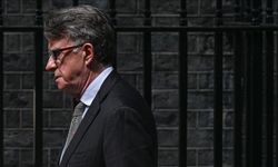 İngiltere'de Epstein depremi! Prensin ardından şimdide Eski Bakan Mandelson gözaltında