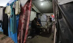 Gazzeli aile iftarını yıkılan evlerinin enkazında yaptı