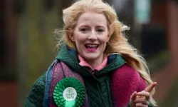 İngiltere'de ara seçimin kazananı tesisatçılık yapan Hannah Spencer oldu