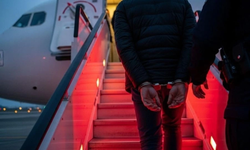 Kırmızı bültenle aranan 15 suçlu Türkiye’ye iade edildi