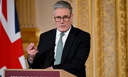 İngiltere Başbakanı Starmer'dan istifa çağrılarına yanıt: "Görevimden vazgeçmeyeceğim"