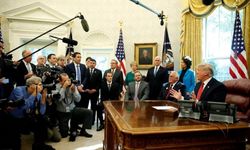 Oval Ofis'te Epstein sorusu gerilimi: Trump gazetecileri kovdu