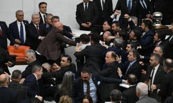 TBMM'de yemin krizi: Muhalefet kürsüyü işgal etti, yumruk ve tekmeler havada uçuştu kan aktı