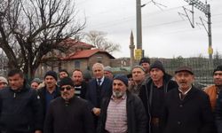 50 metre mesafedeki camiye gitmek için 5 kilometre yol yürüyorlar