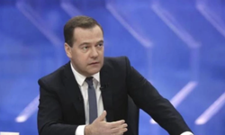 Medvedev, Amerika'nın Maduro'yu "kaçırmasını" kınadı