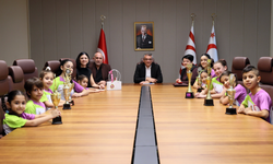 Erhürman, KKTC Halter ve Vücut Geliştirme Federasyonu ve Nev Çocuk Fitness sporcularını kabul etti