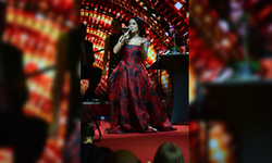 Sevgililer Günü’nde Kırmızı-Siyah Aşk: Melek Mosso Nuh’un Gemisi’ni Büyüledi!