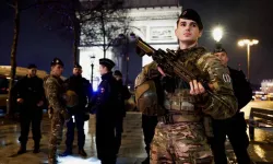 Paris’te bıçaklı tehdit: Jandarma ateş açtı