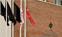 Tabipler Birliği, binasına siyah bayrak çekti: Sağlık Hizmetleri Yasası protesto ediliyor