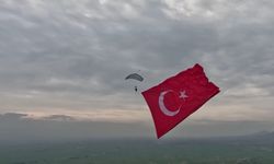 KKTC’de 661,5 metrekarelik Türk bayrağıyla serbest paraşüt atlayışı yapılarak Türkiye rekoru kırıldı