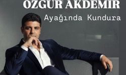 Özgür Akdemir, “Ayağında Kundura”’yı Yeniden Yorumluyor!