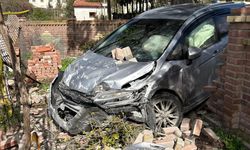 Boğazköy’de iki araç çarpıştı: Kontrolden çıkan araç bahçe duvarına savruldu