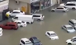 BAE'nin Şarika kentinde şiddetli yağışlar nedeniyle araçlar su altında kaldı