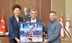 Erhürman, Atletizm Federasyonu heyeti ile milli atlet Savaşkan’ı kabul etti