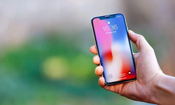 Apple, tartışmalı Sıvı Cam tasarımından vazgeçmiyor