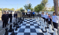 Özgür Hizmet Derneği, okullara bağışta bulundu