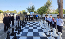 Özgür Hizmet Derneği, okullara bağışta bulundu